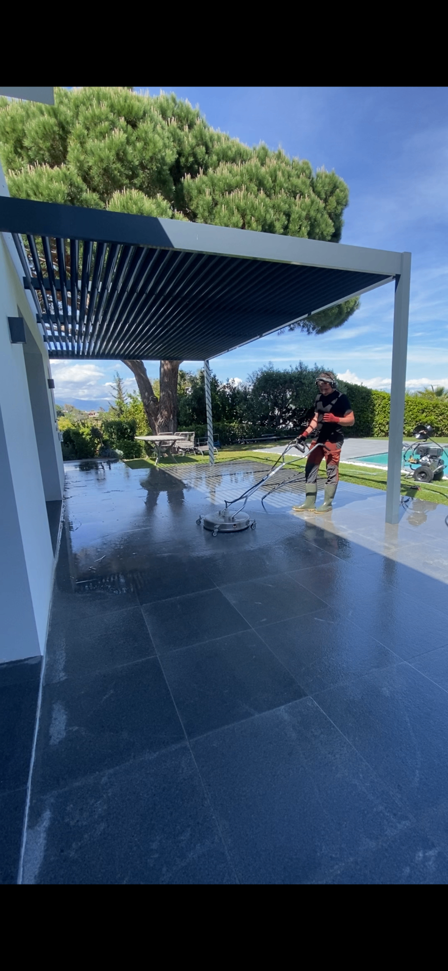 Nettoyage d'une terrasse à la cloche rotative