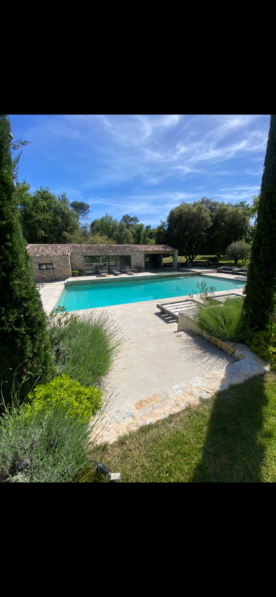Plage de piscine et villa en pierre nettoyées haute pression