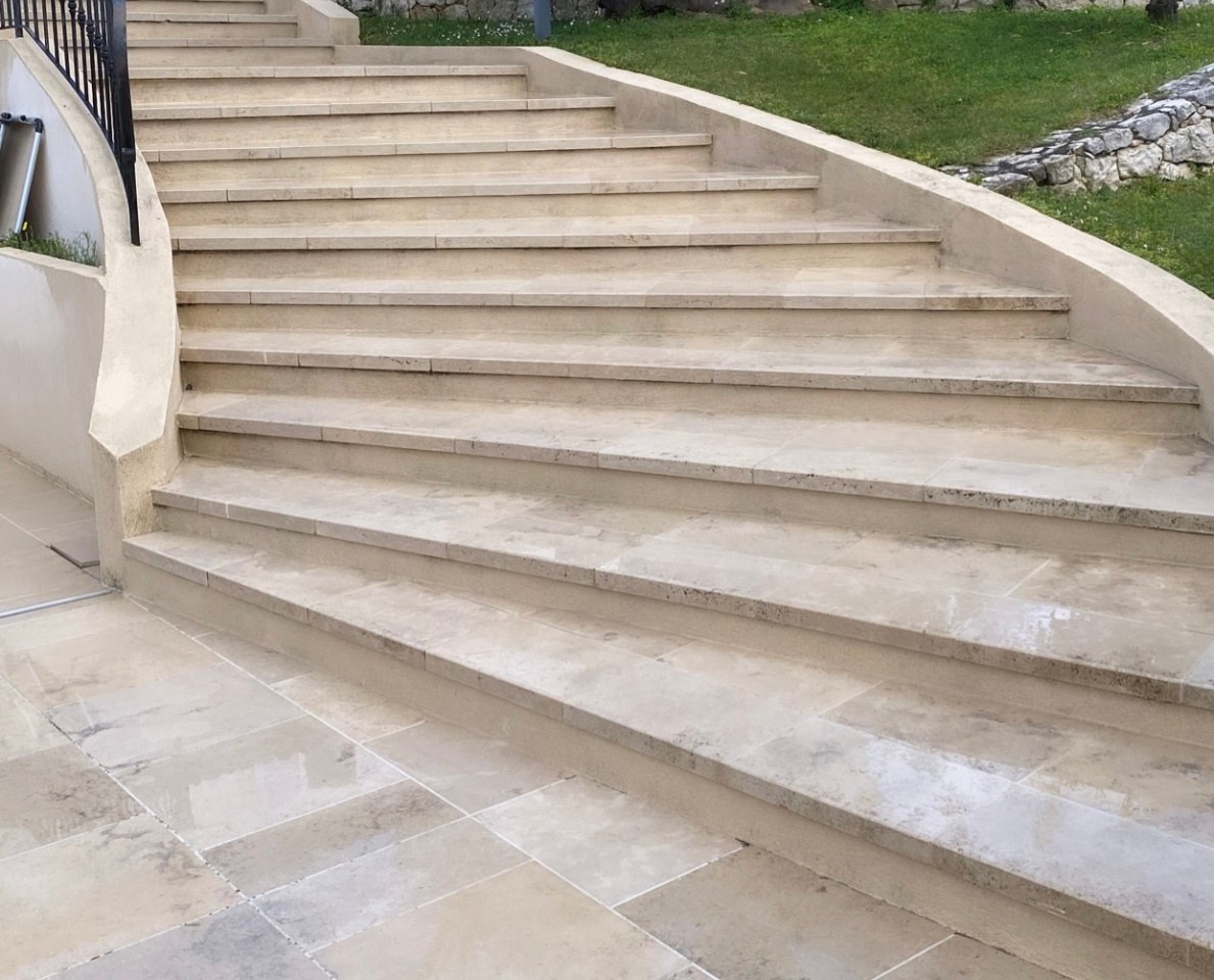 Escalier en pierre éclatant après nettoyage haute pression